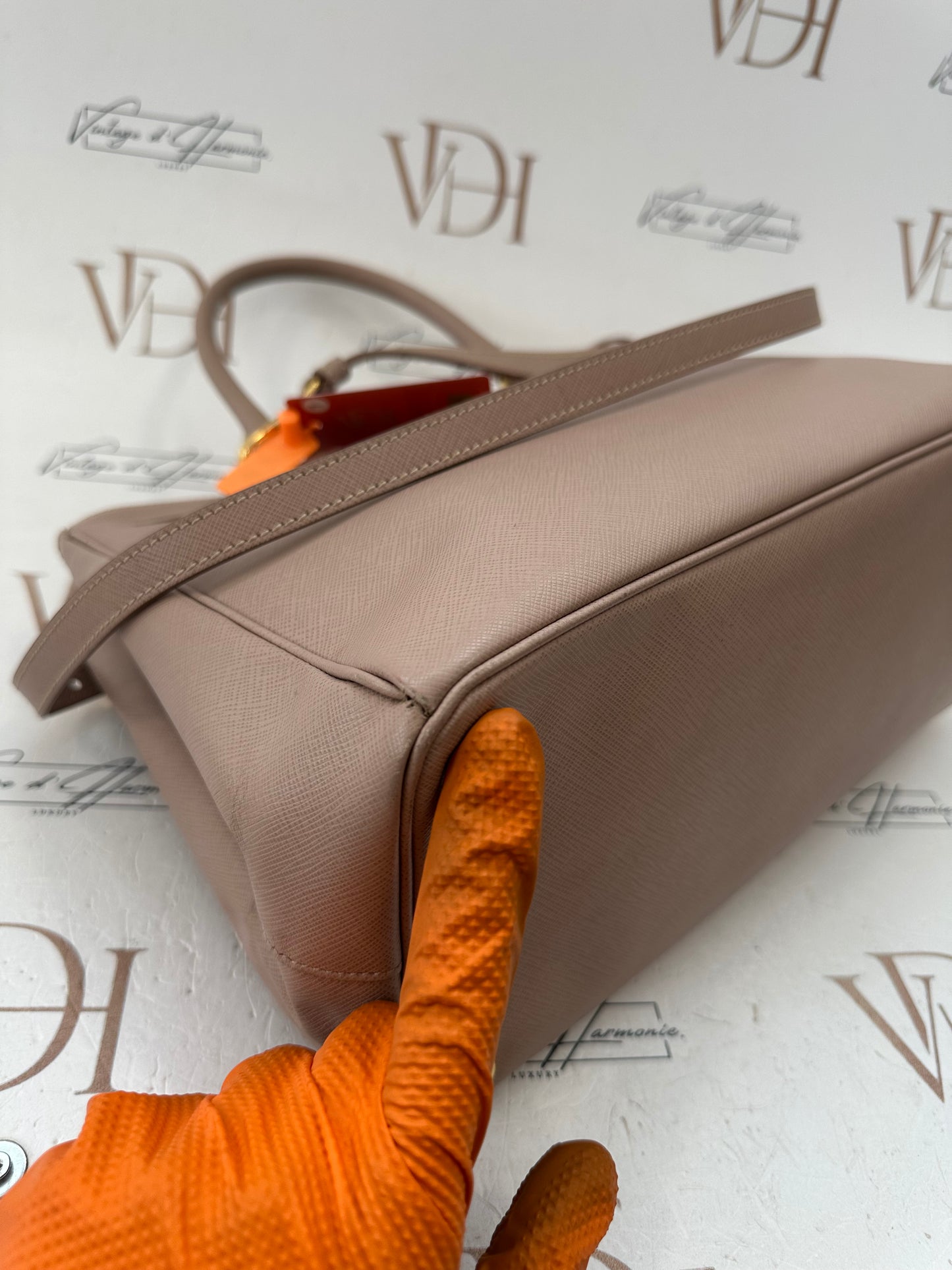 384301 - Prada Galleria