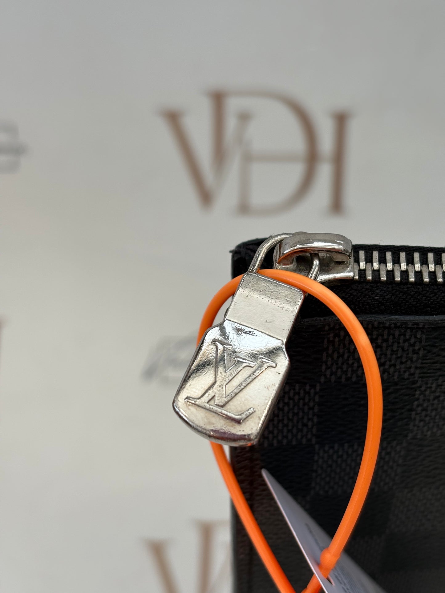 383995 - Louis Vuitton Pochette Jour