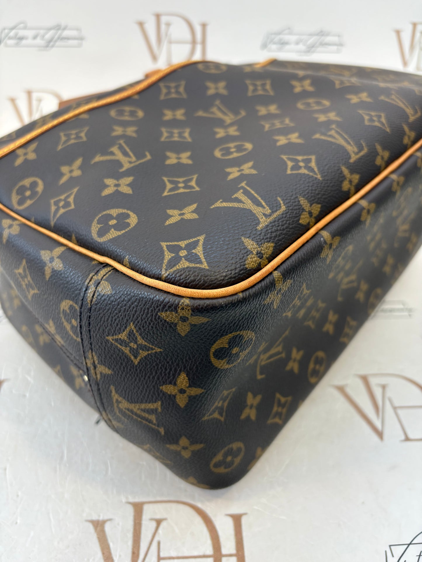 018950 - Louis Vuitton Deauville