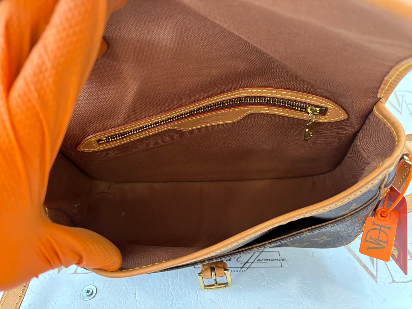 018600 - Louis Vuitton Sologne