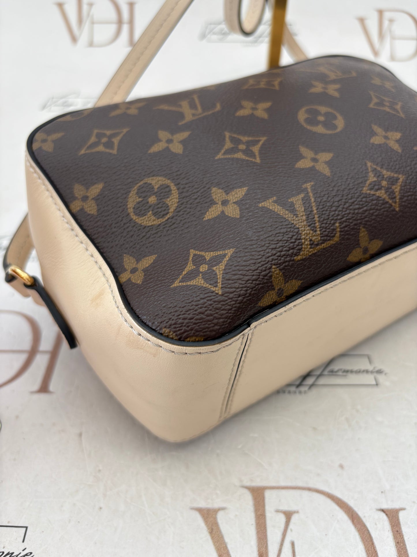 018540 - Louis Vuitton Cream Saintonge