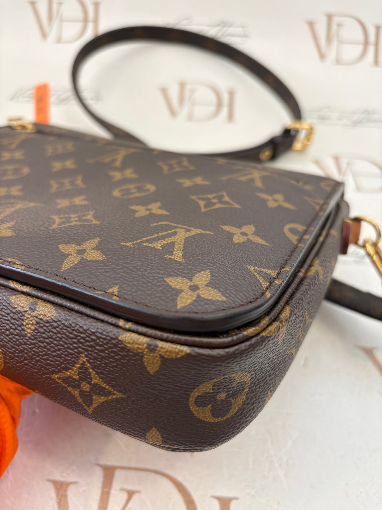 200726 - LV metis con tracolla