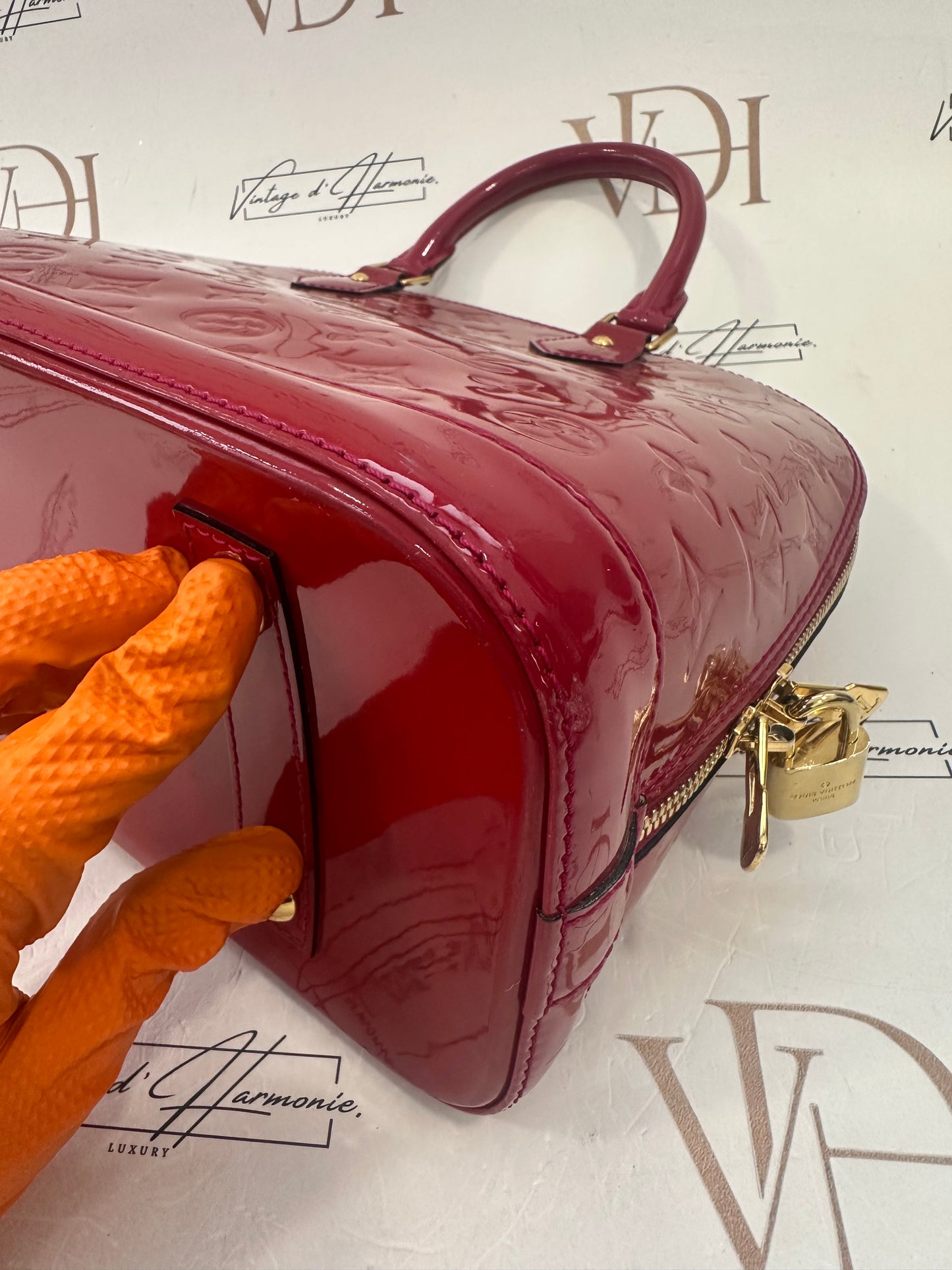 382863 - Louis Vuitton Alma Vernis Red