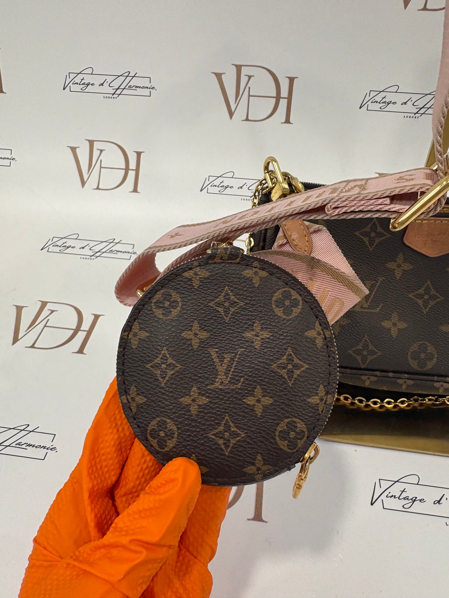 383332- Louis Vuitton Multi Pochette