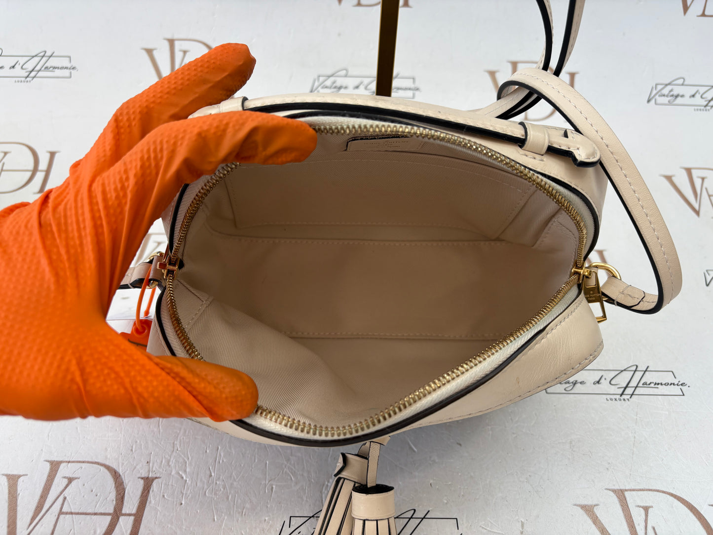 018540 - Louis Vuitton Cream Saintonge
