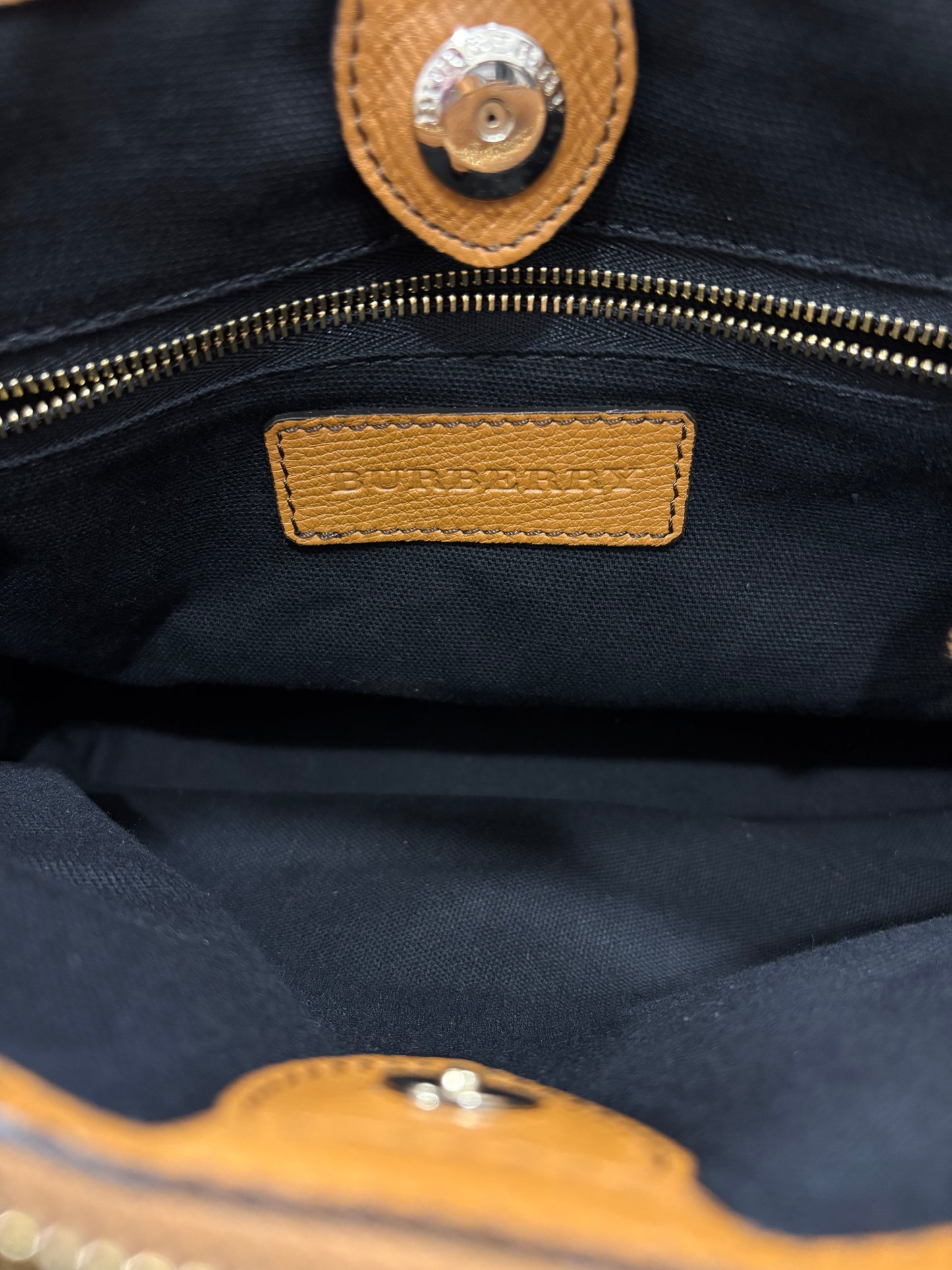 383363 - Burberry The Banner
