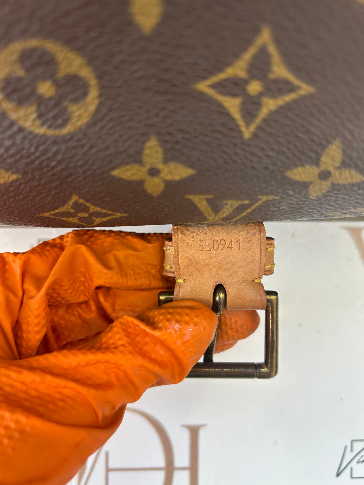 018325 - Louis Vuitton Beverly