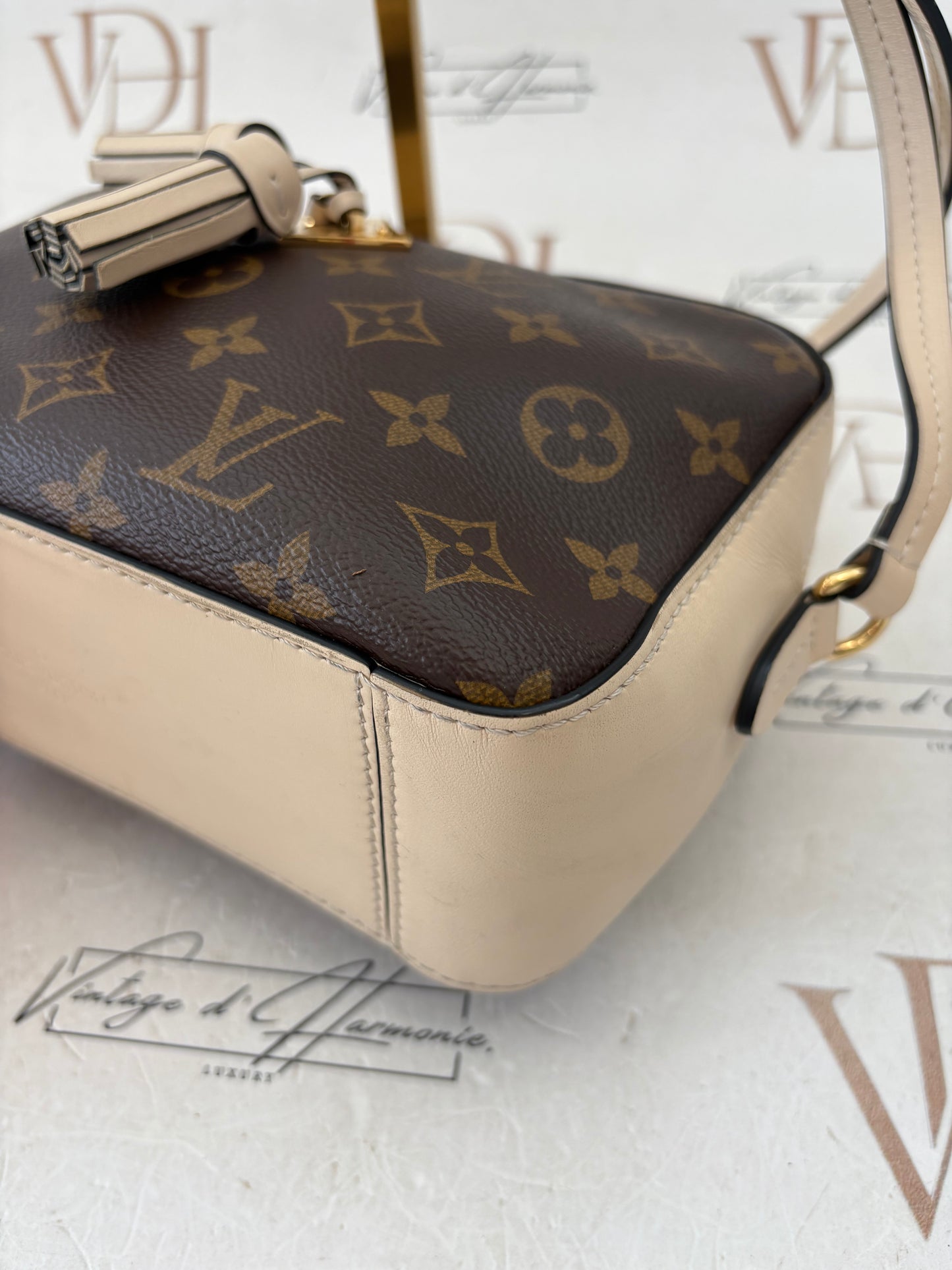 018540 - Louis Vuitton Cream Saintonge