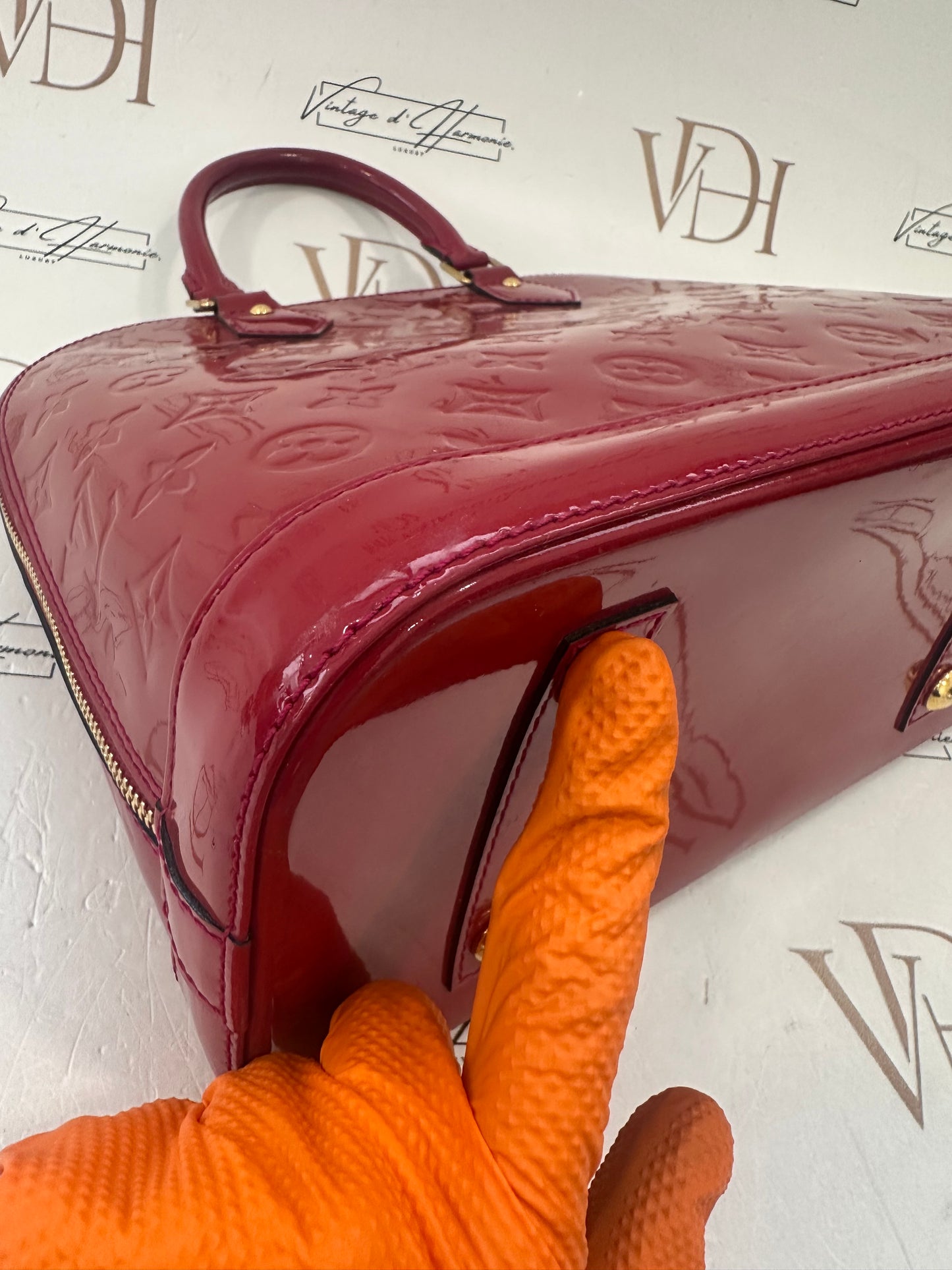 382863 - Louis Vuitton Alma Vernis Red