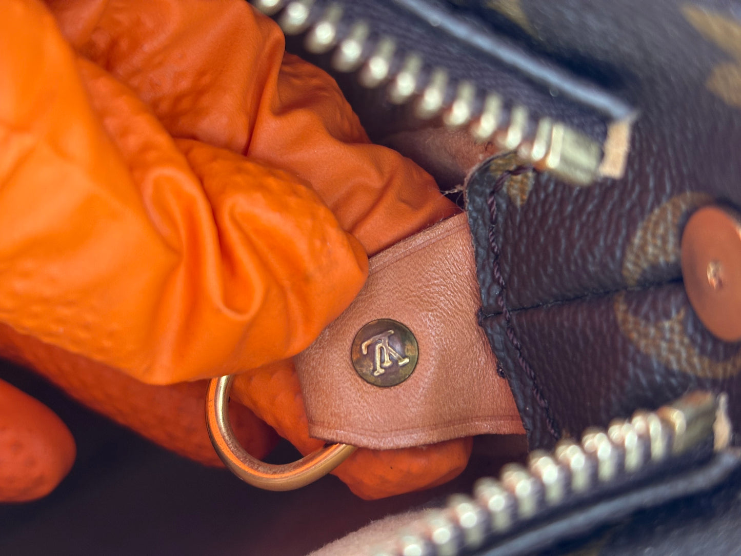 018100 - Louis Vuitton Looping GM