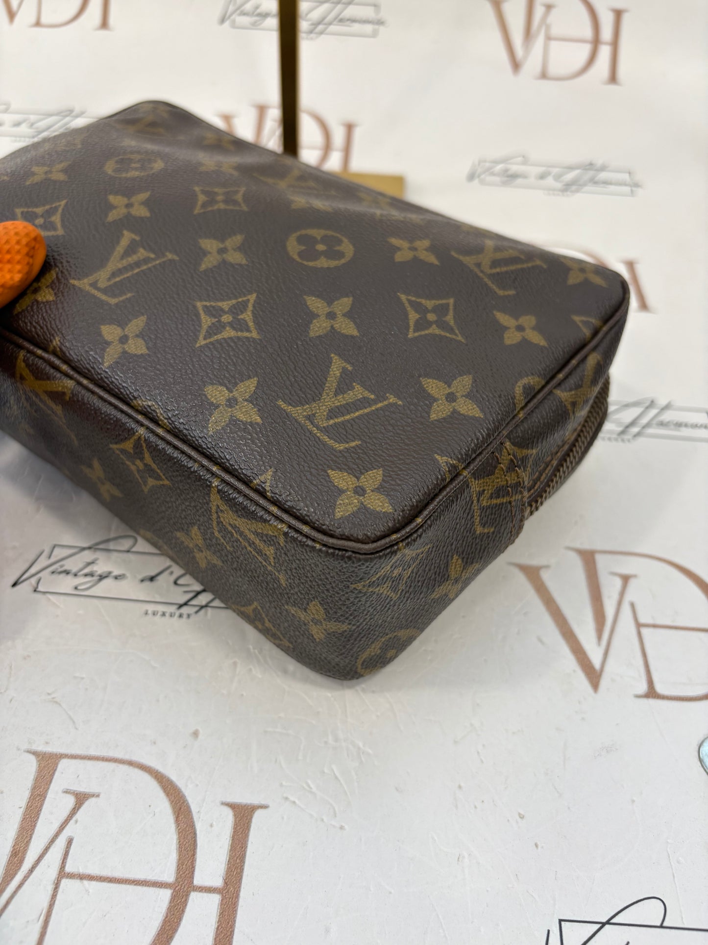 018700 - Louis Vuitton Trousse Toilette 23
