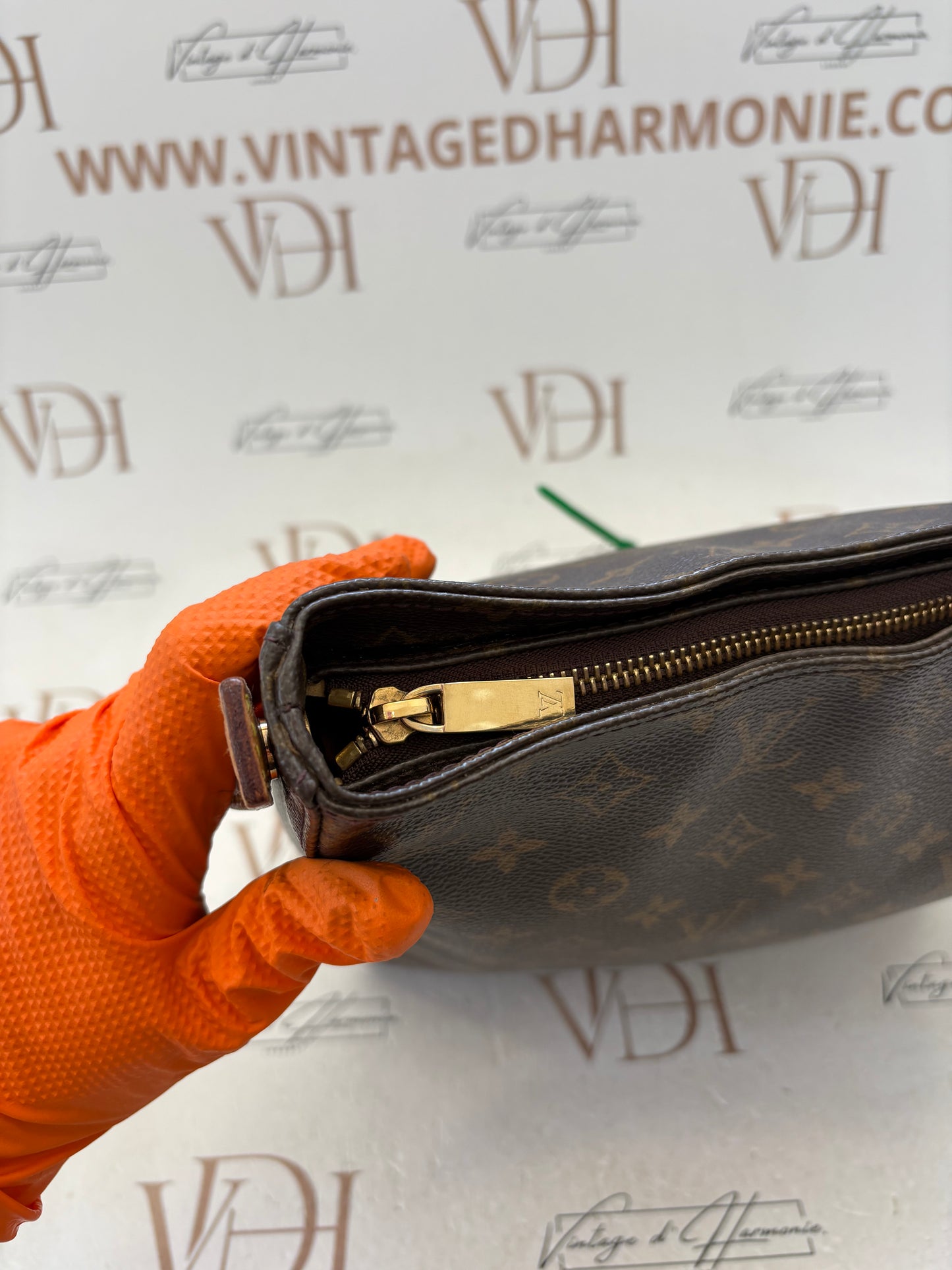 017150 - Louis Vuitton Looping GM