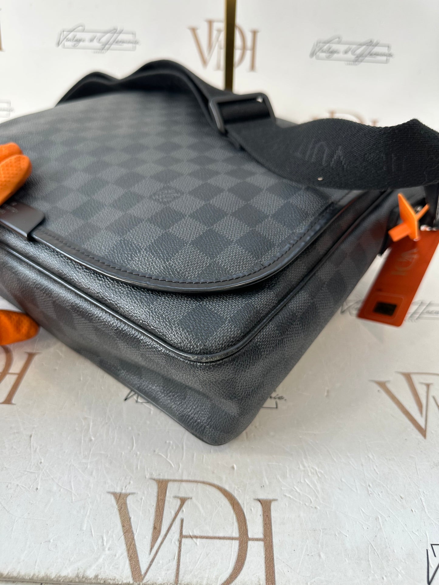 200815 - Louis Vuitton Messenger