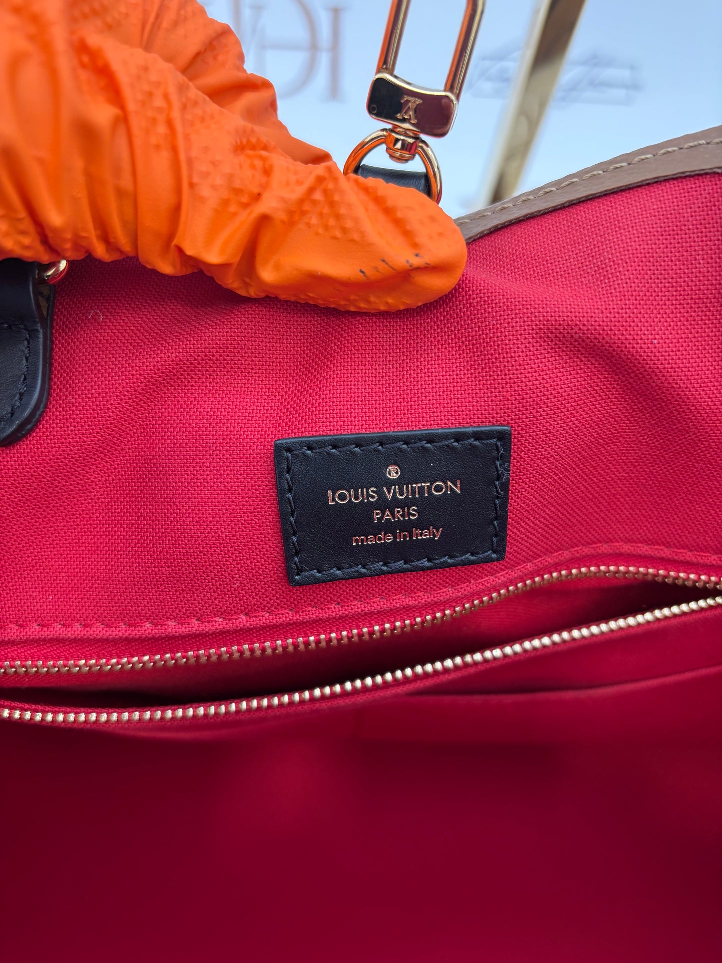 384067 - LV Onthego