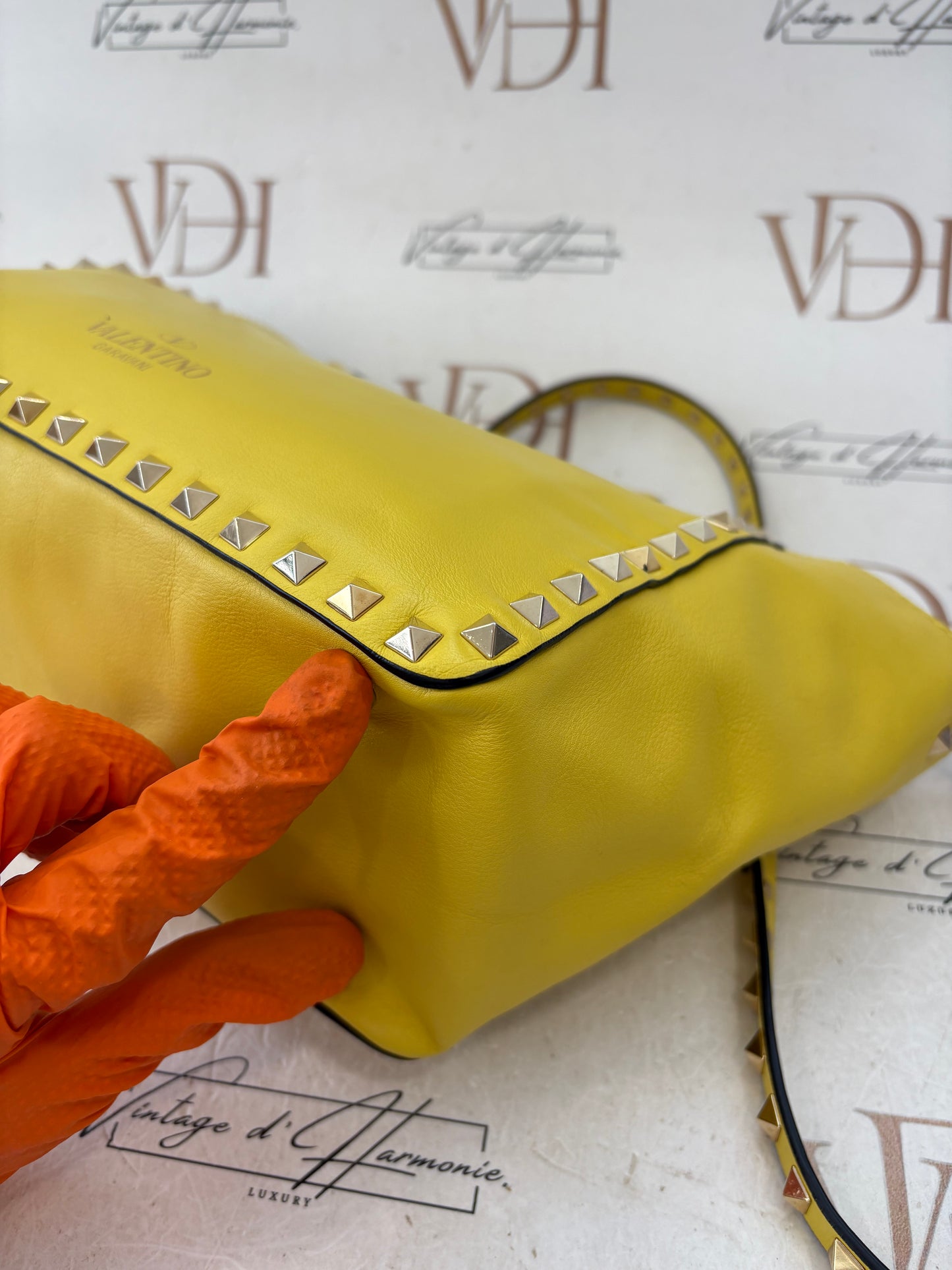 018339 - Valentino Rockstud Yellow