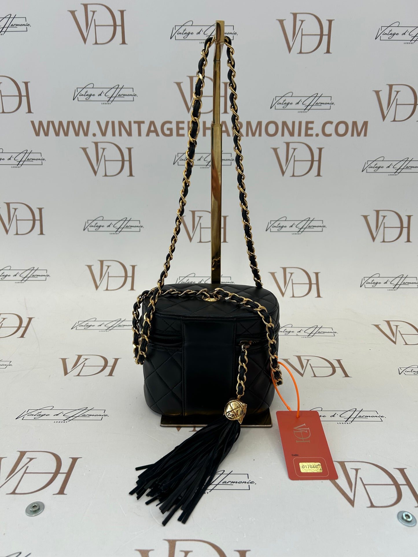 017040 - Chanel Black Lambskin Chain Shoulder Bag