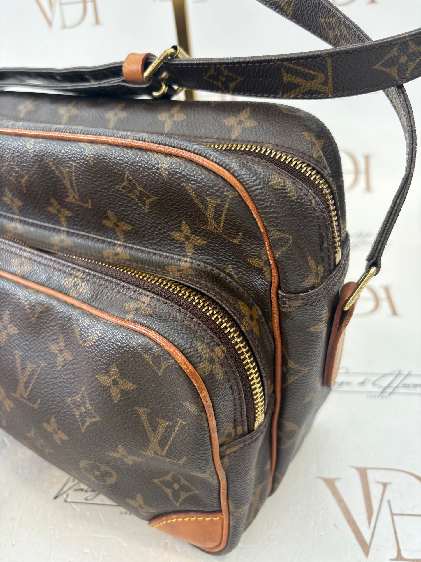018525 - Louis Vuitton Nile