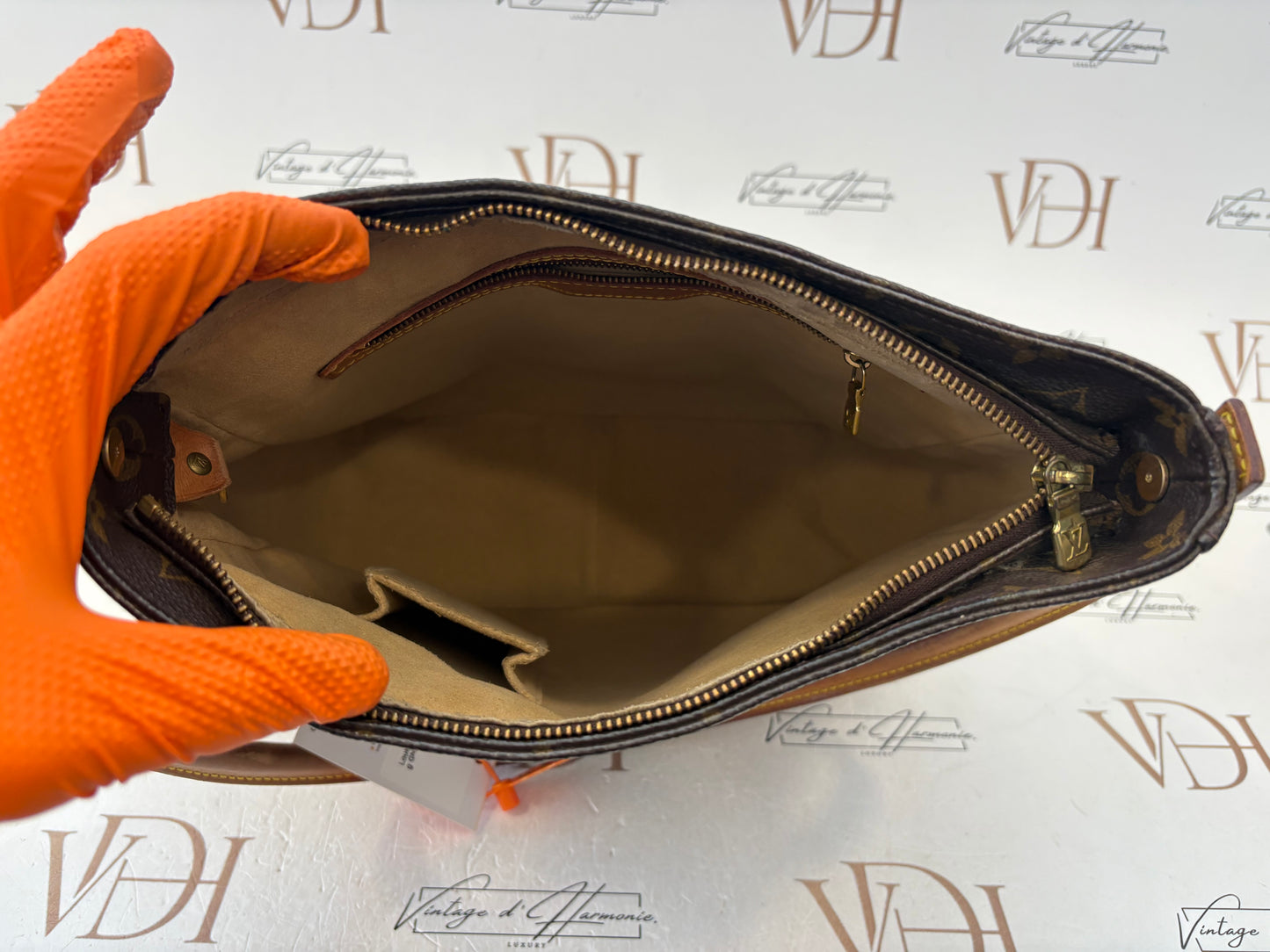 018942 - Louis Vuitton Looping GM