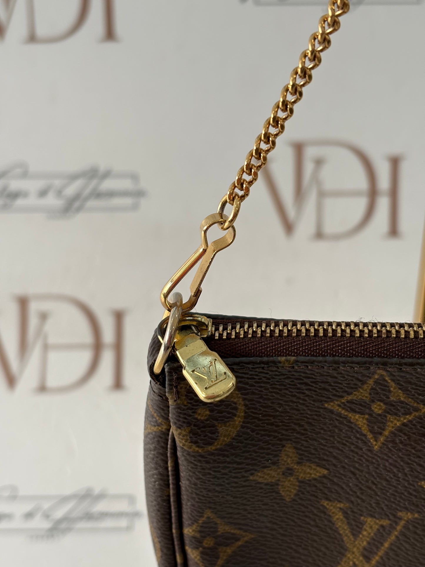 017115 - Louis Vuitton Bucket Attached