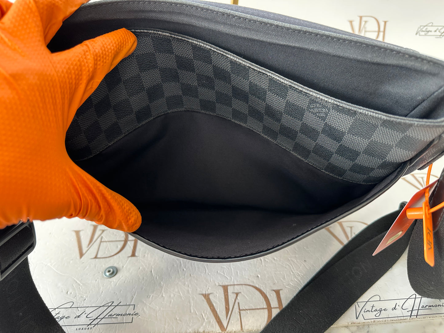 200815 - Louis Vuitton Messenger