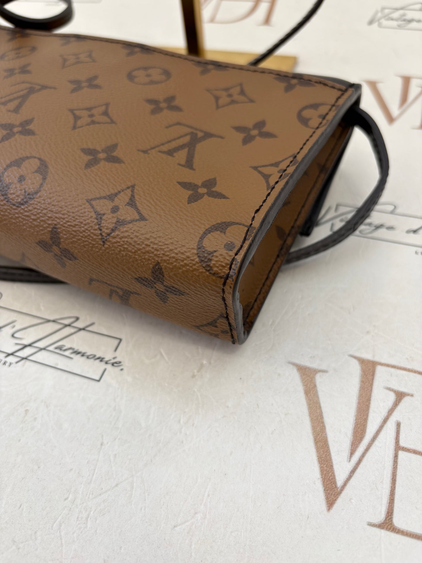 018835 - Louis Vuitton Reverse Column
