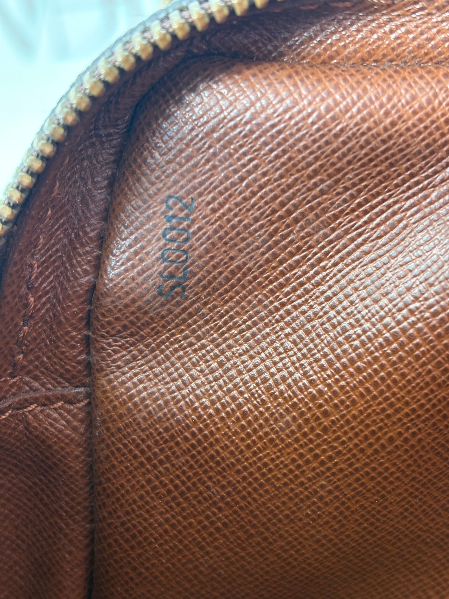 018960 - Louis Vuitton Dragonne GM