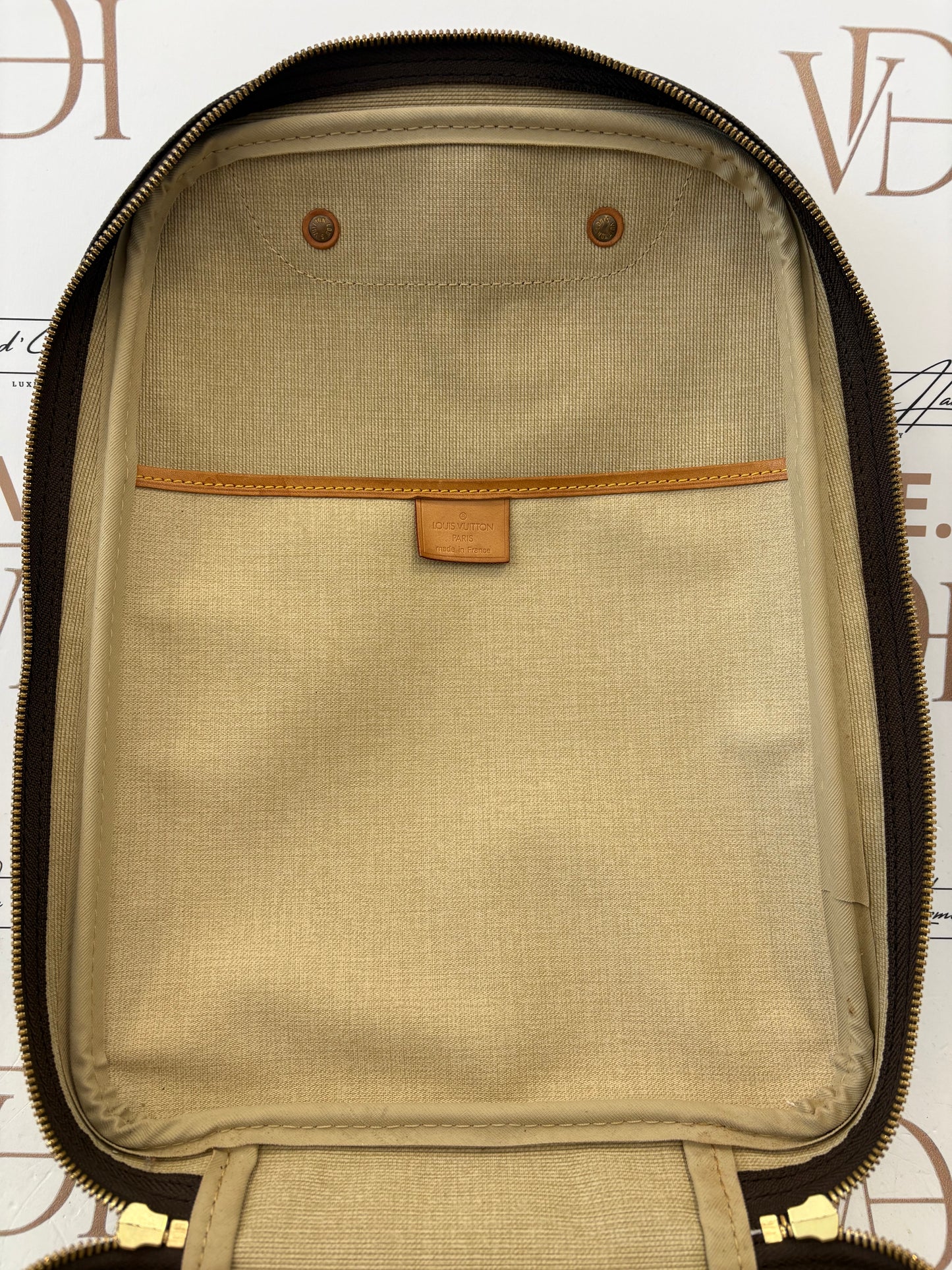 200979 - Louis Vuitton Excursion”