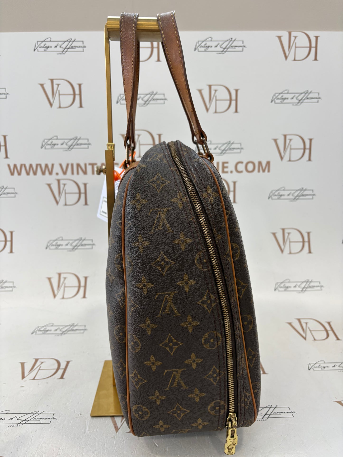 200985 - Louis Vuitton Excursion