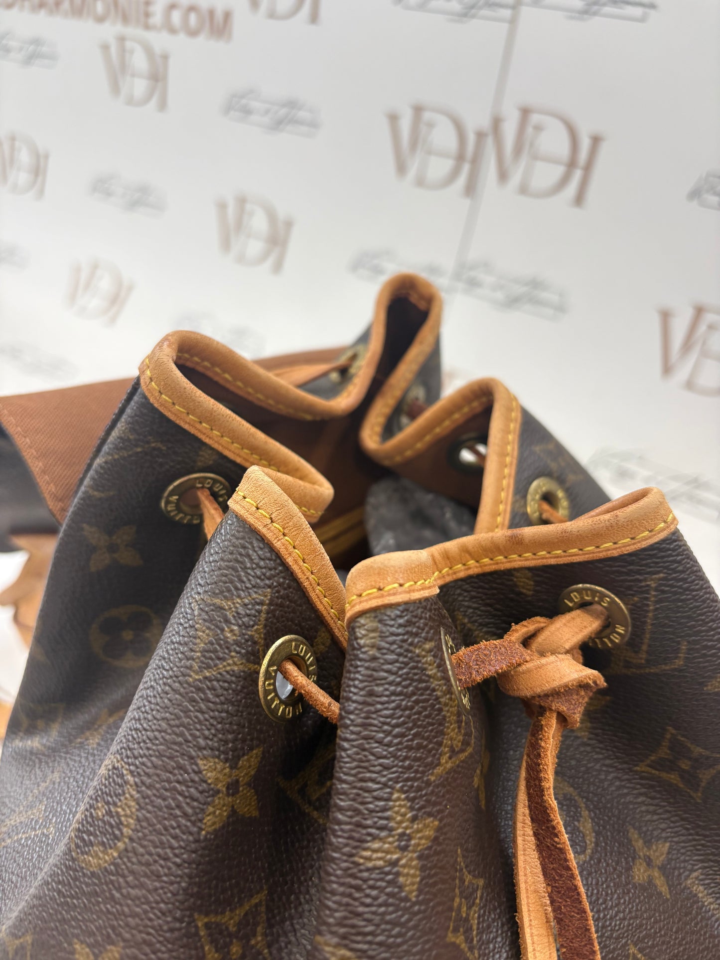 018056 - Louis Vuitton Montsouris MM
