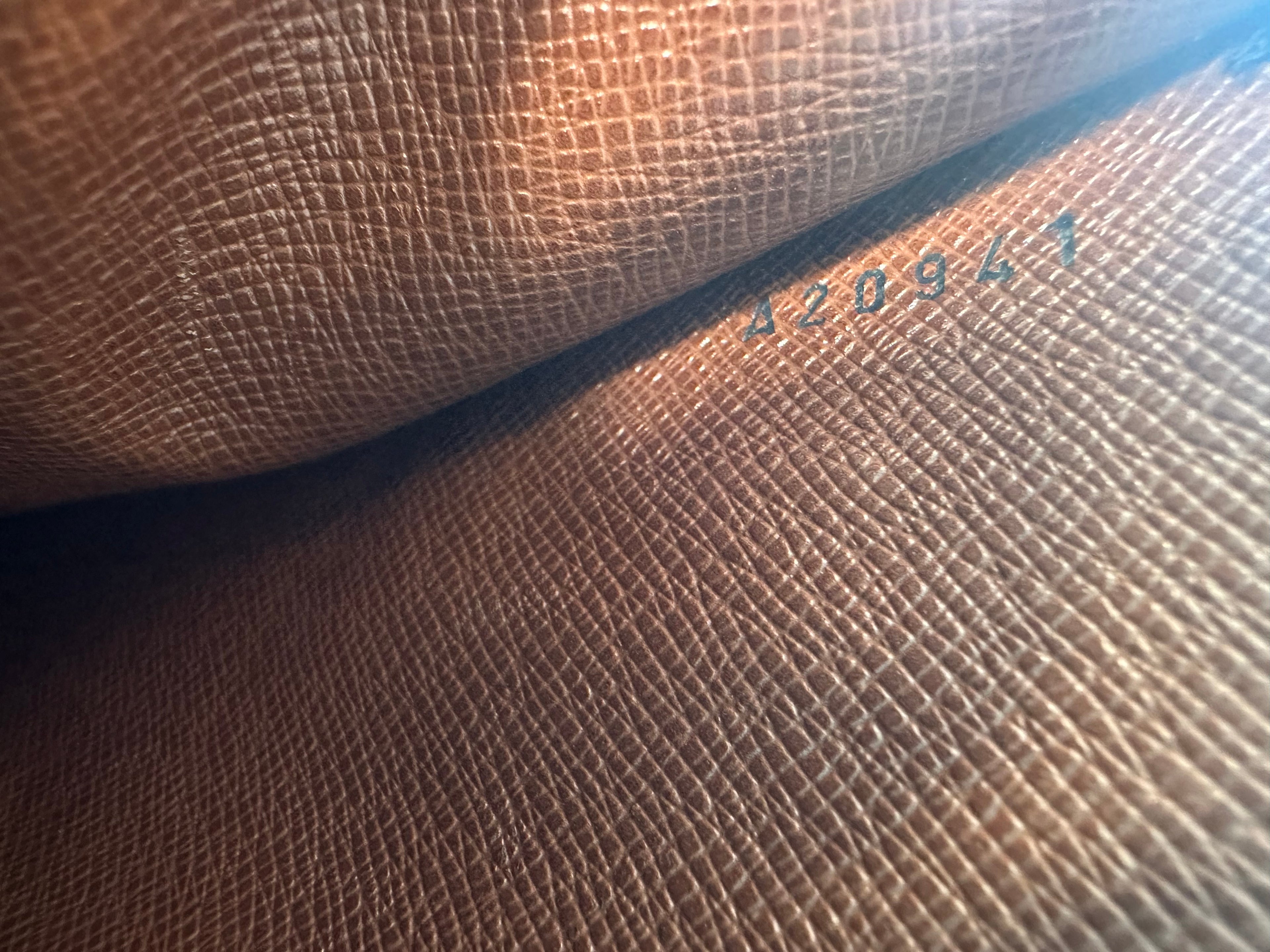 Louis Vuitton Monceau 28