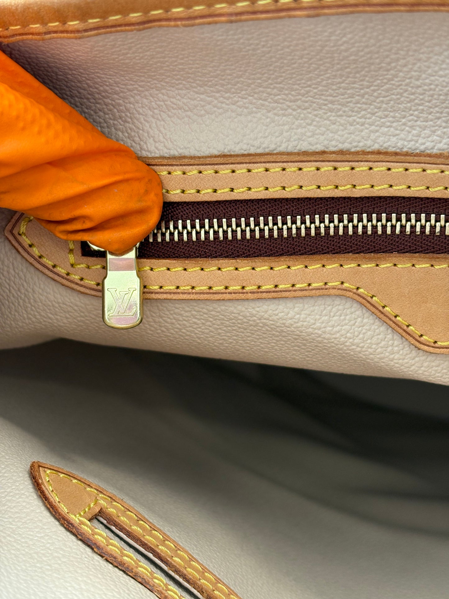 018096 - Louis Vuitton Bucket