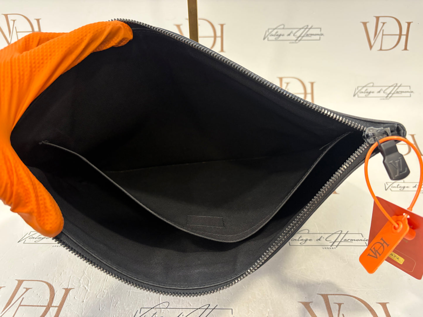 382874 - Louis Vuitton Discovery Pochette