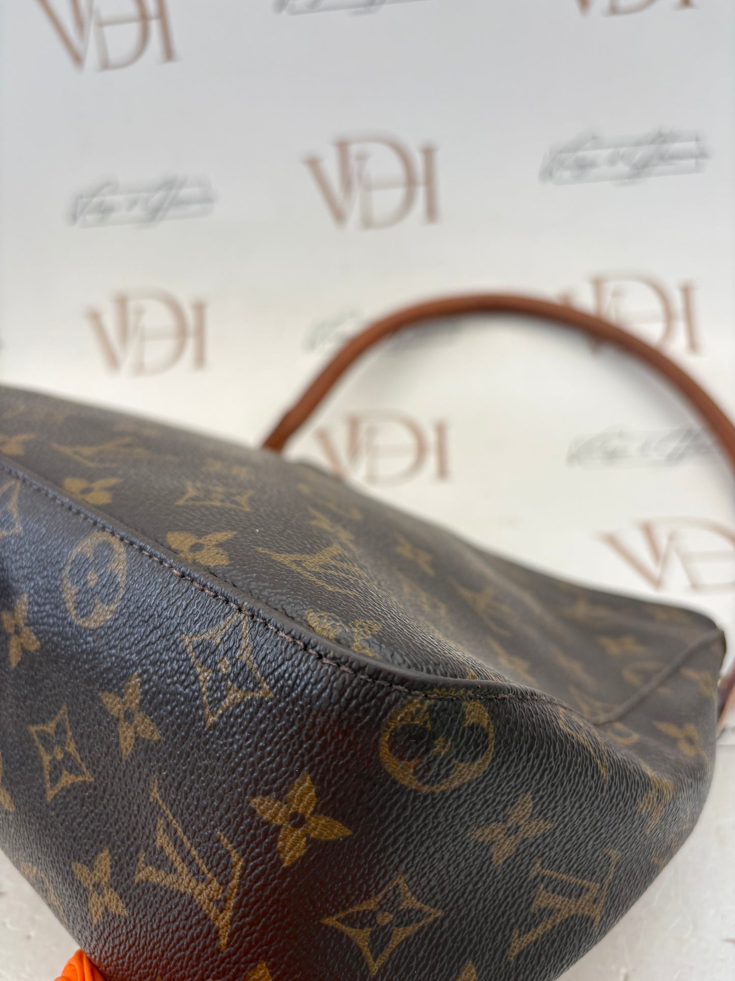 018130 - Louis Vuitton Looping MM