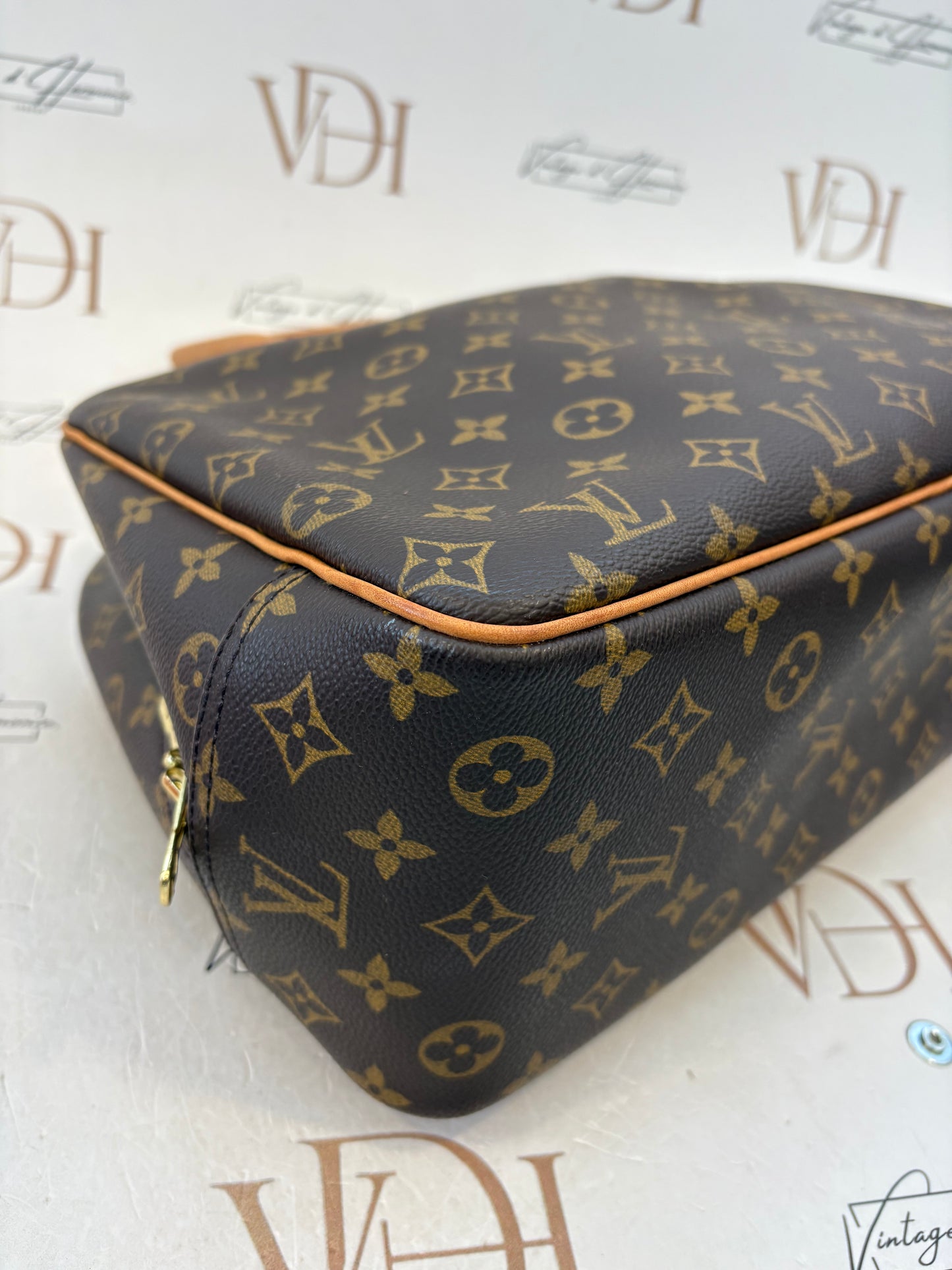 018950 - Louis Vuitton Deauville