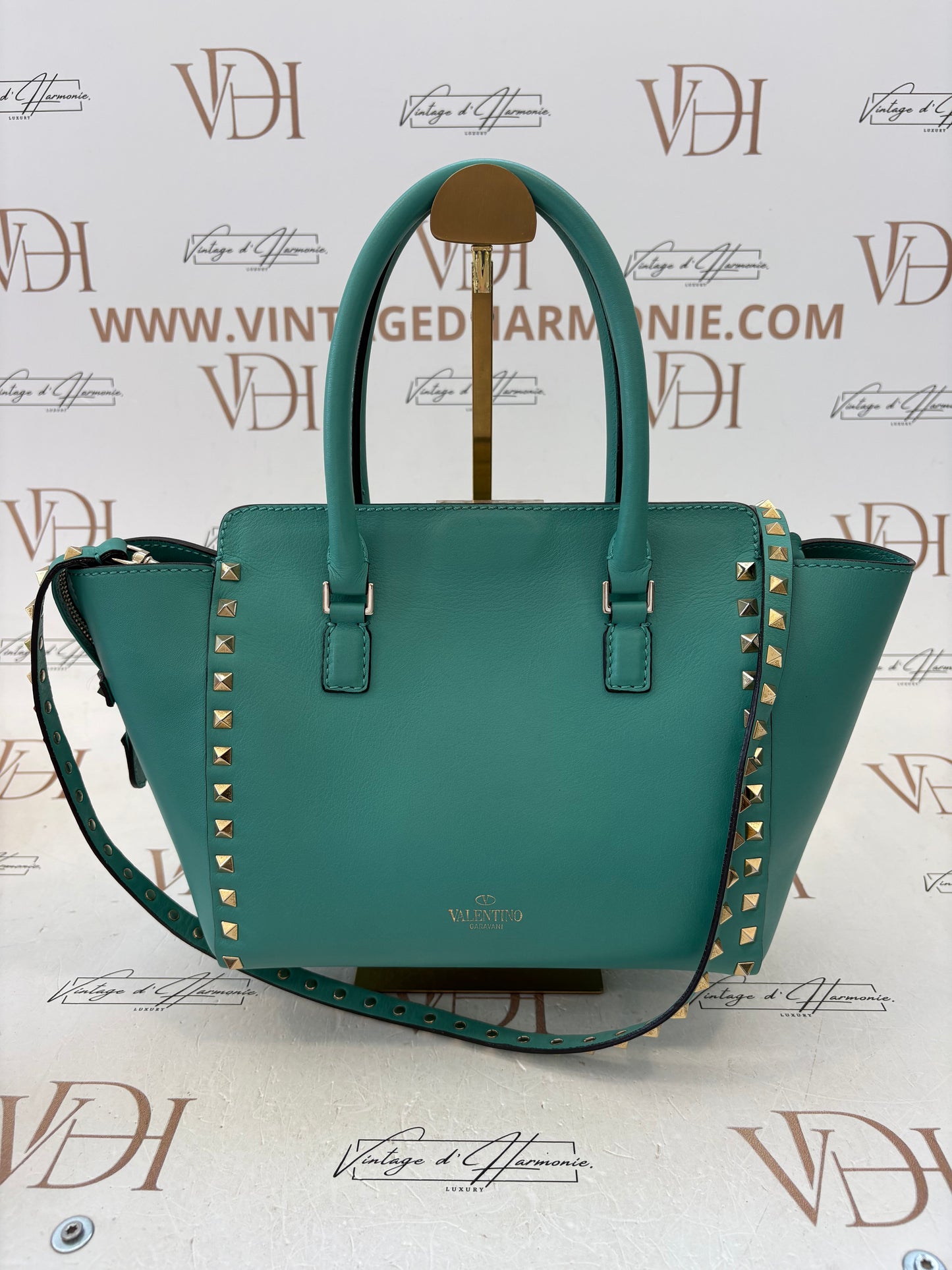 201117 - Valentino Rockstud