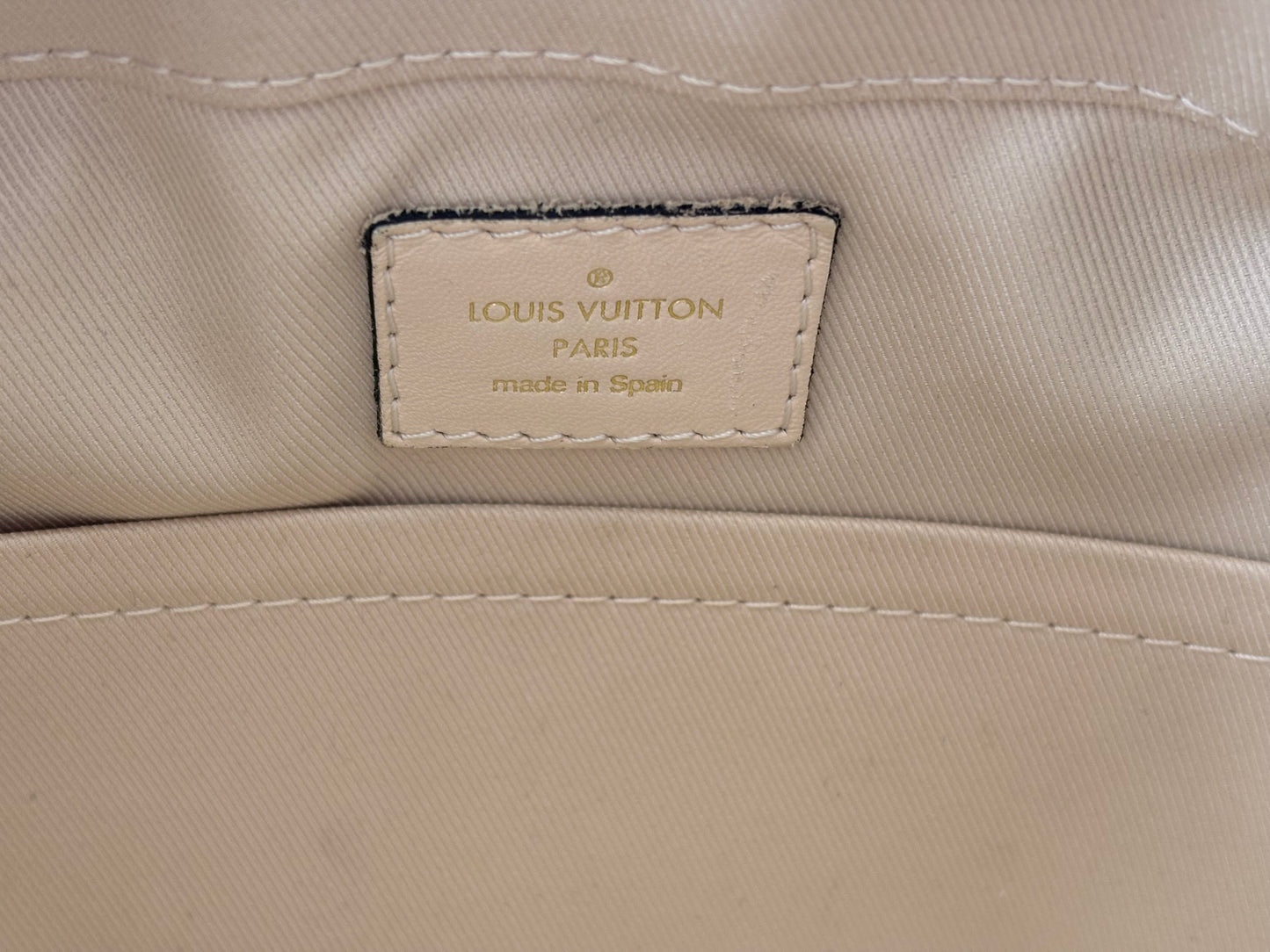 018540 - Louis Vuitton Cream Saintonge