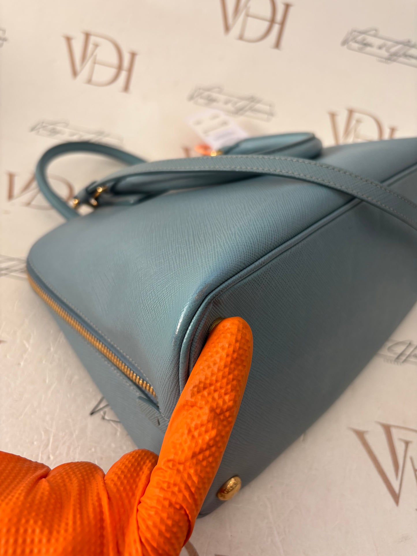 383949 - Prada Promenate