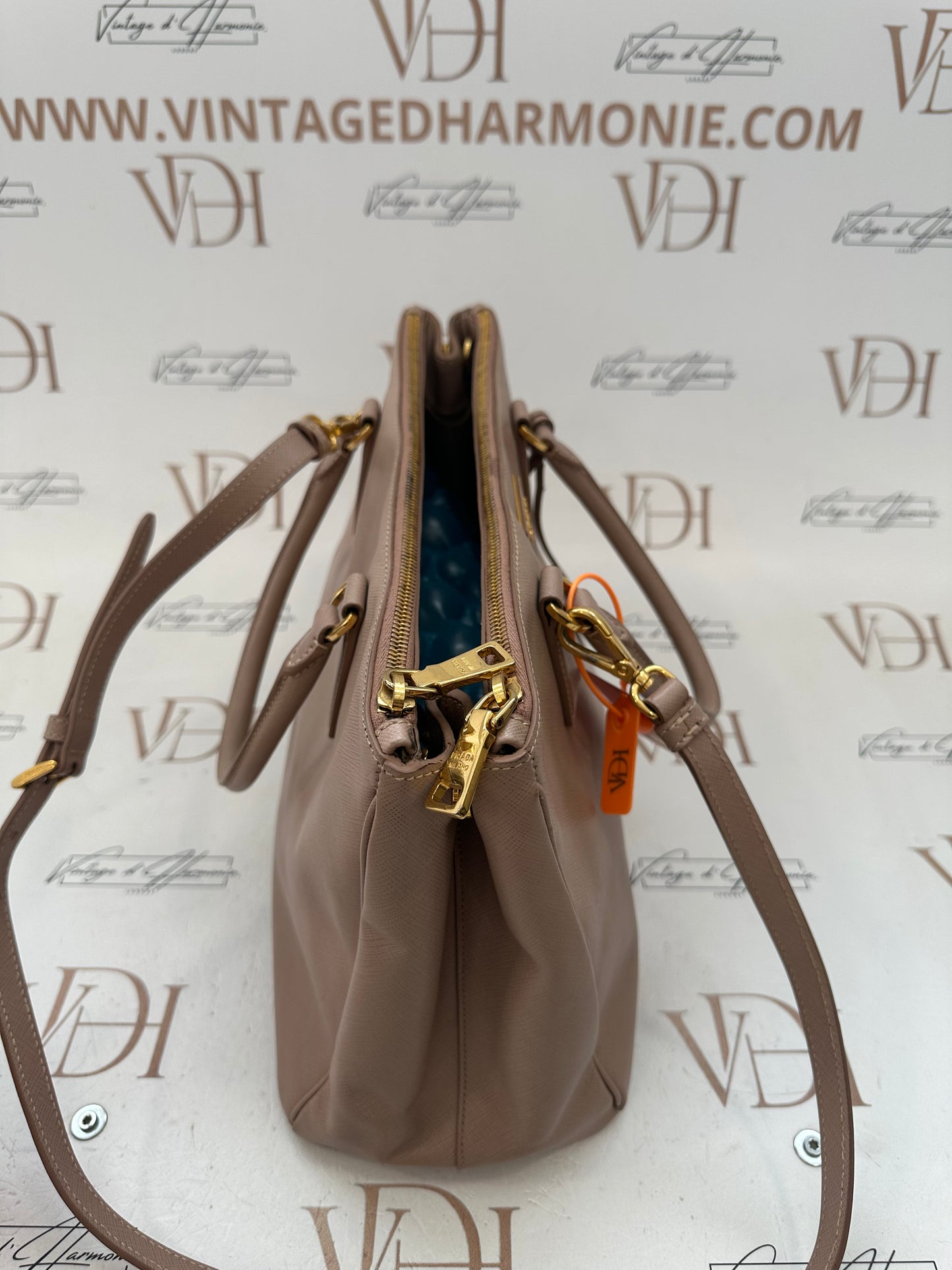 384301 - Prada Galleria