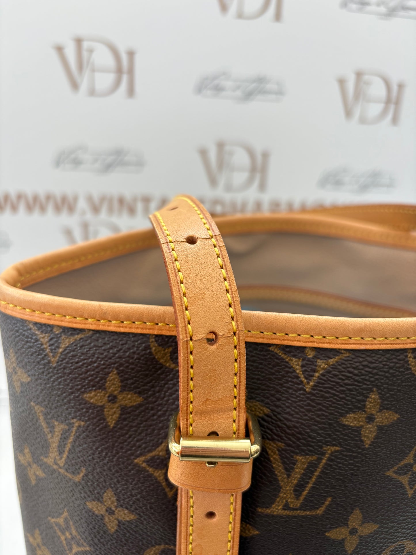 018906 - Louis Vuitton Bucket GM