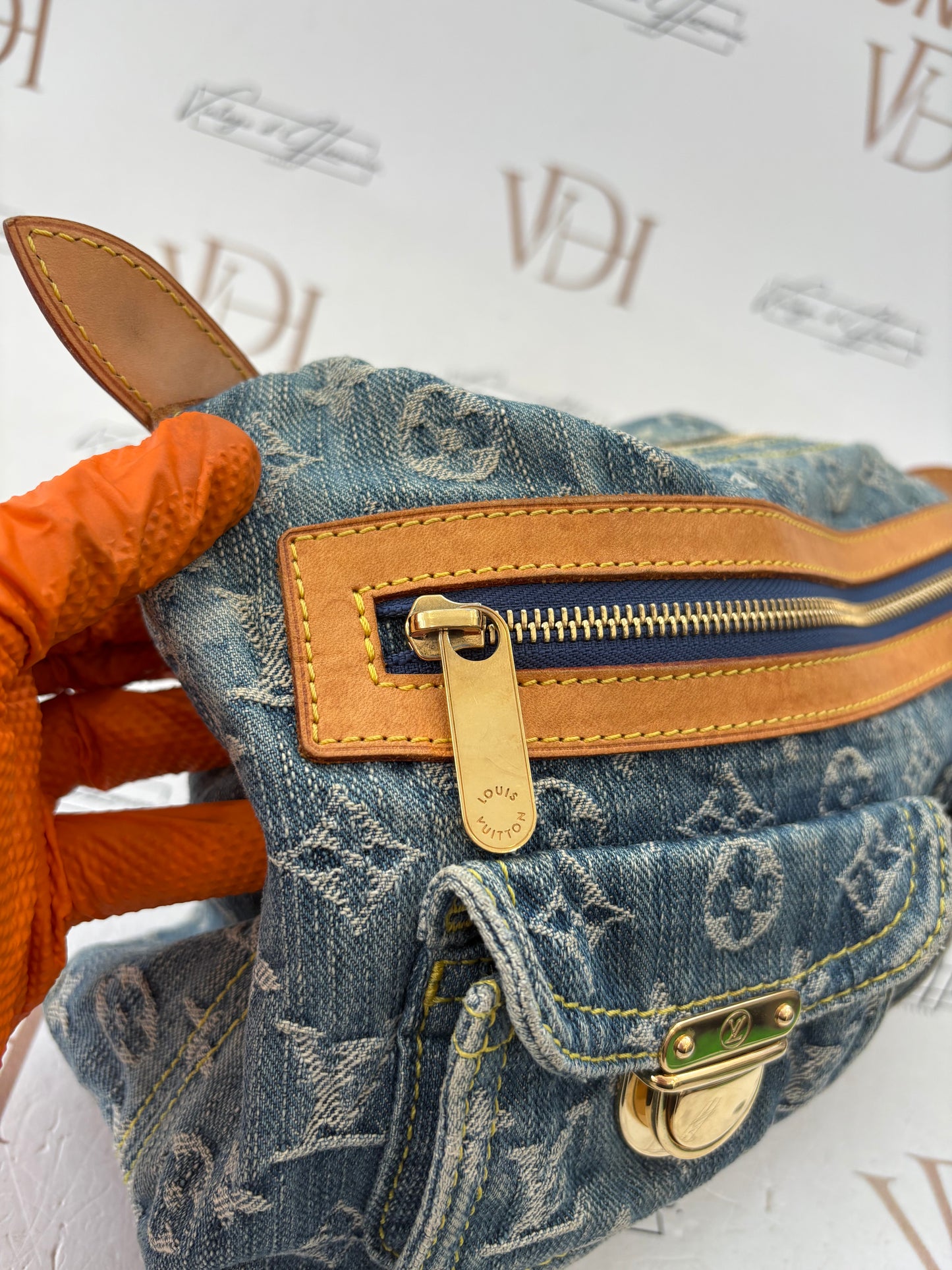 018804 - Louis Vuitton Baggy PM