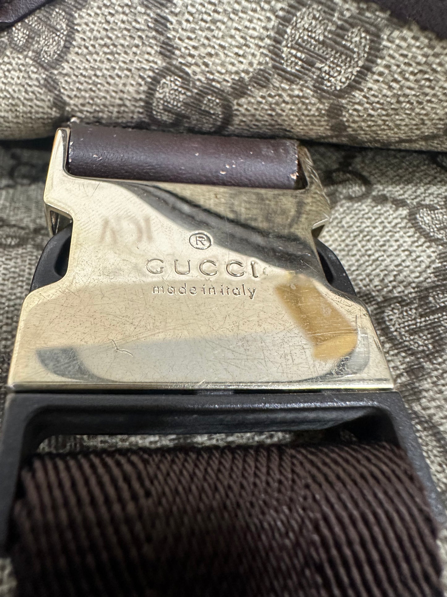 382550 - Gucci Messenger