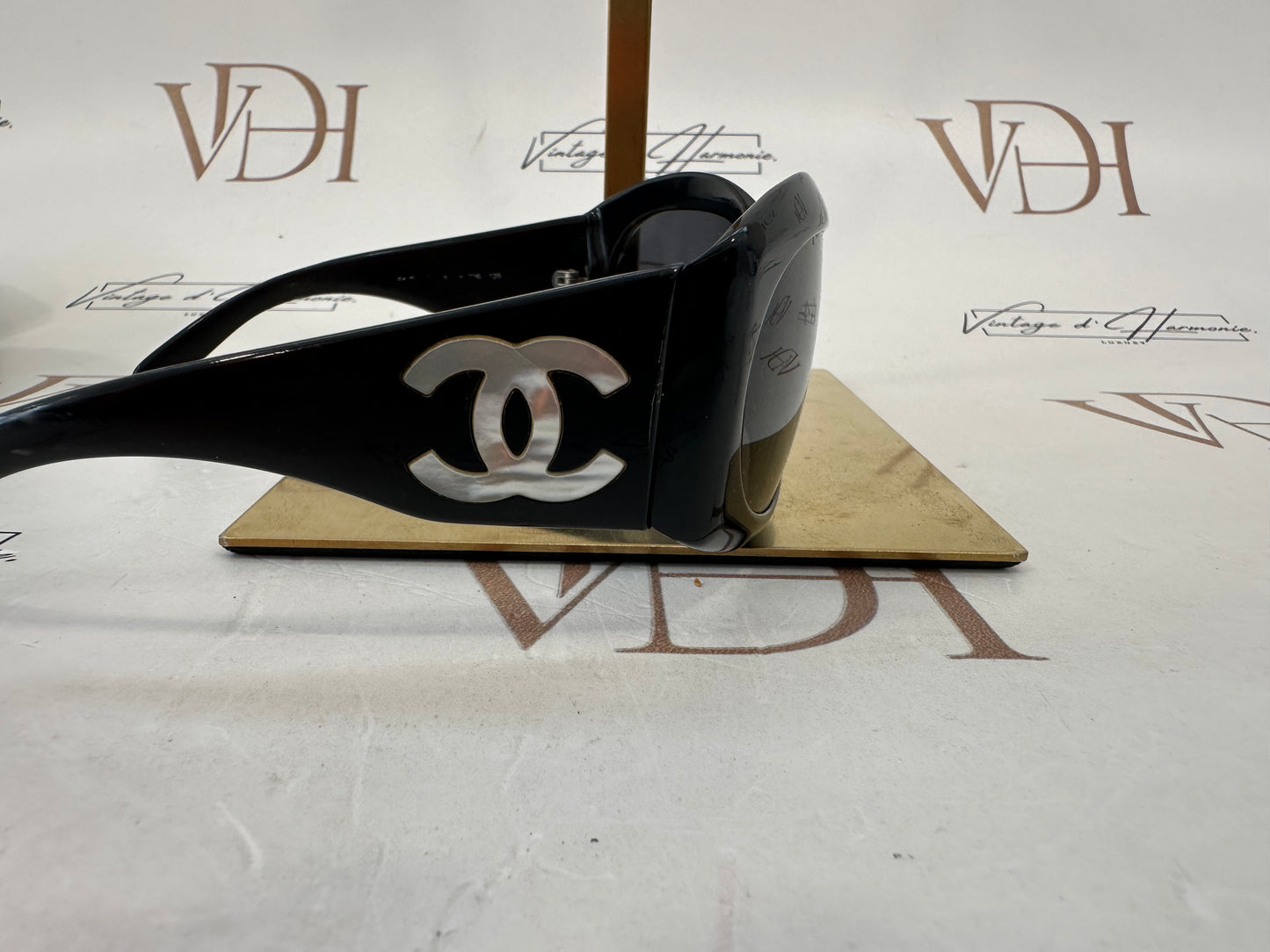 016822 - Chanel Sunglasses