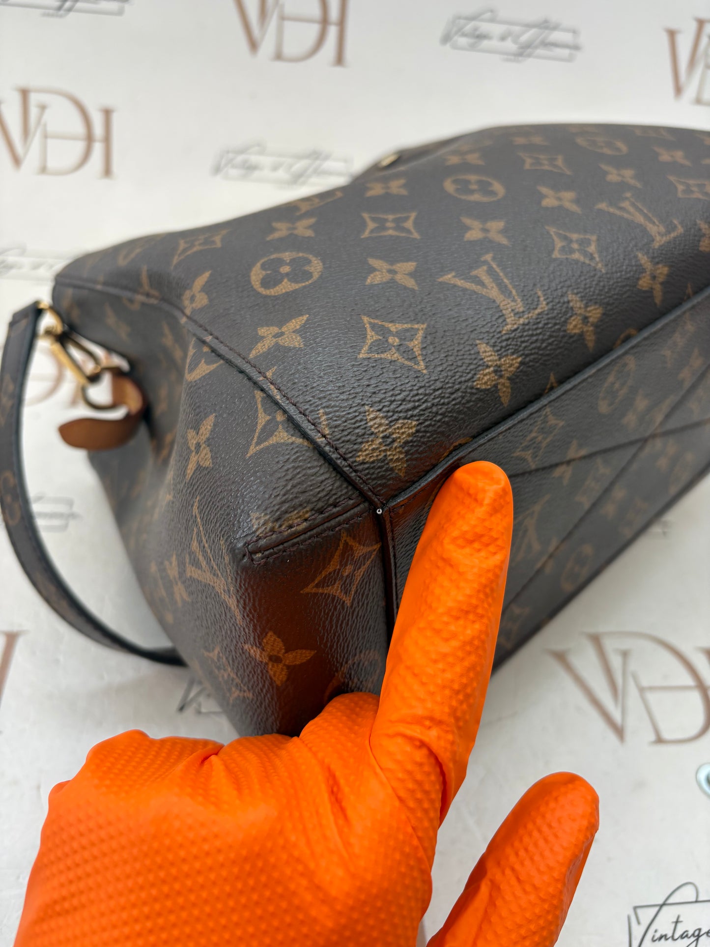 384104 - Louis Vuitton Montaigne