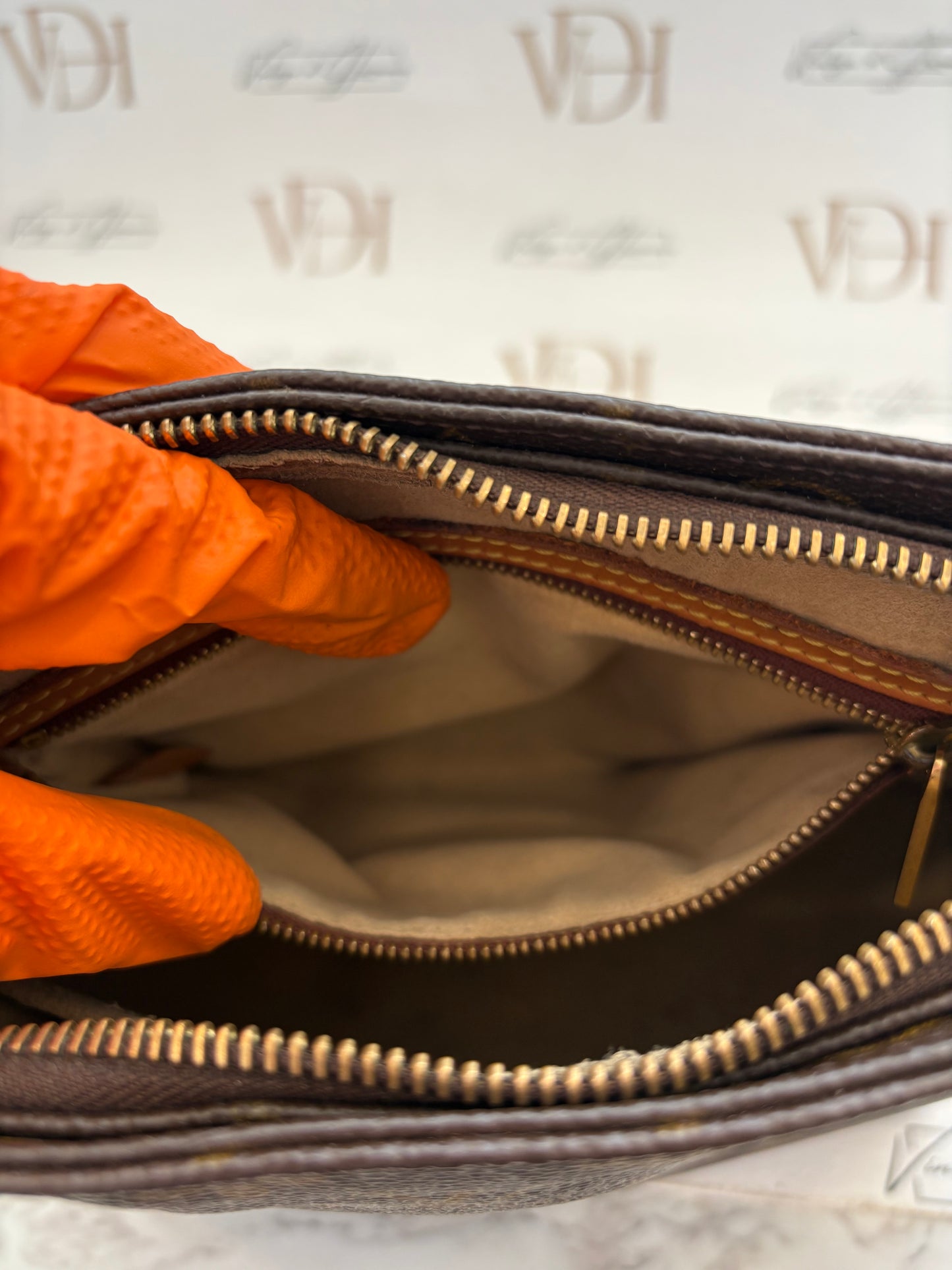 018130 - Louis Vuitton Looping MM