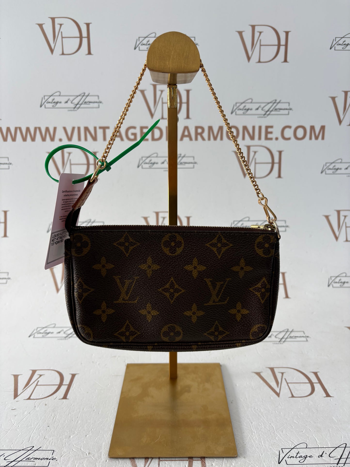 017115 - Louis Vuitton Bucket Attached