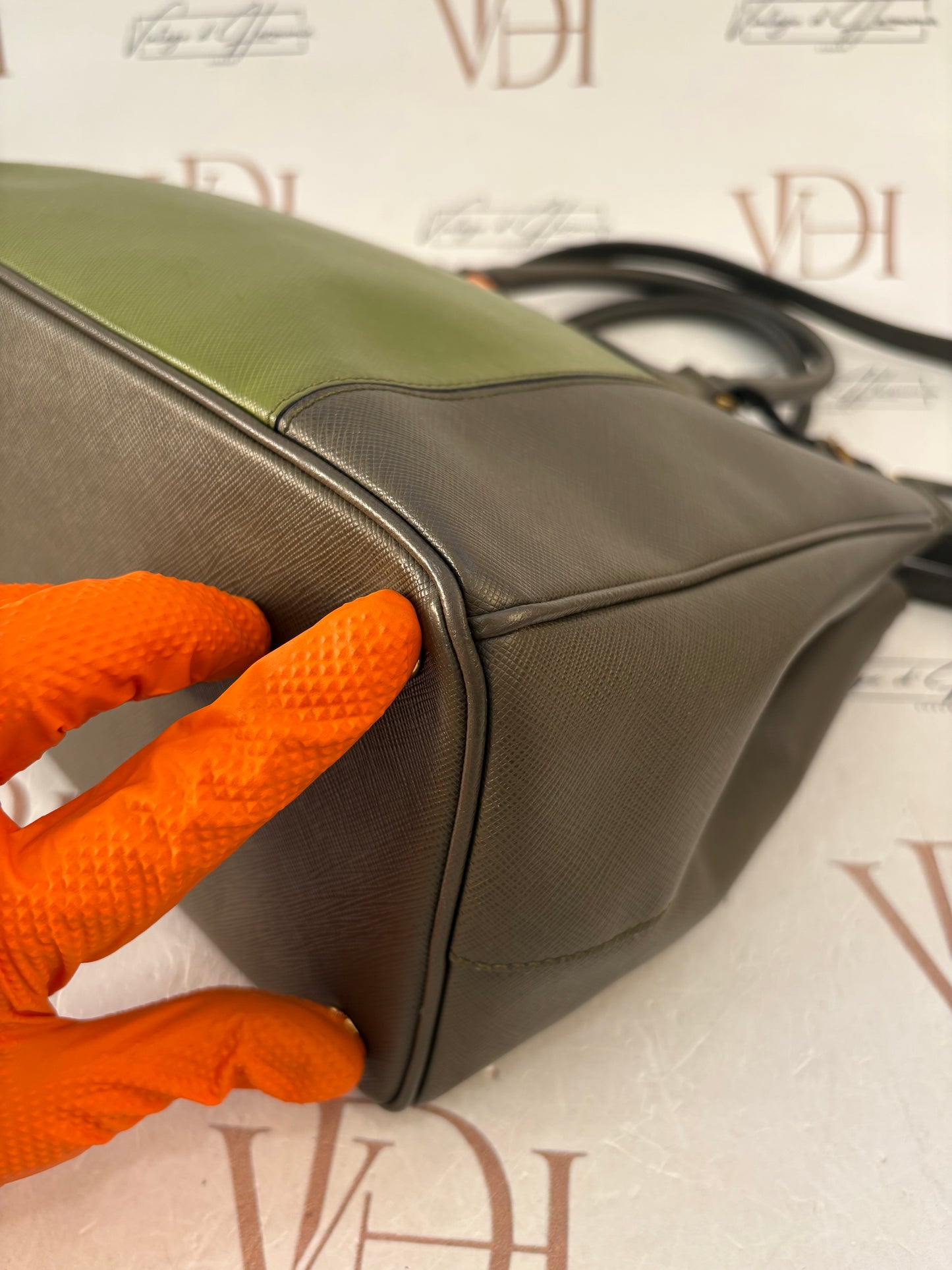 383748 - Prada Galleria
