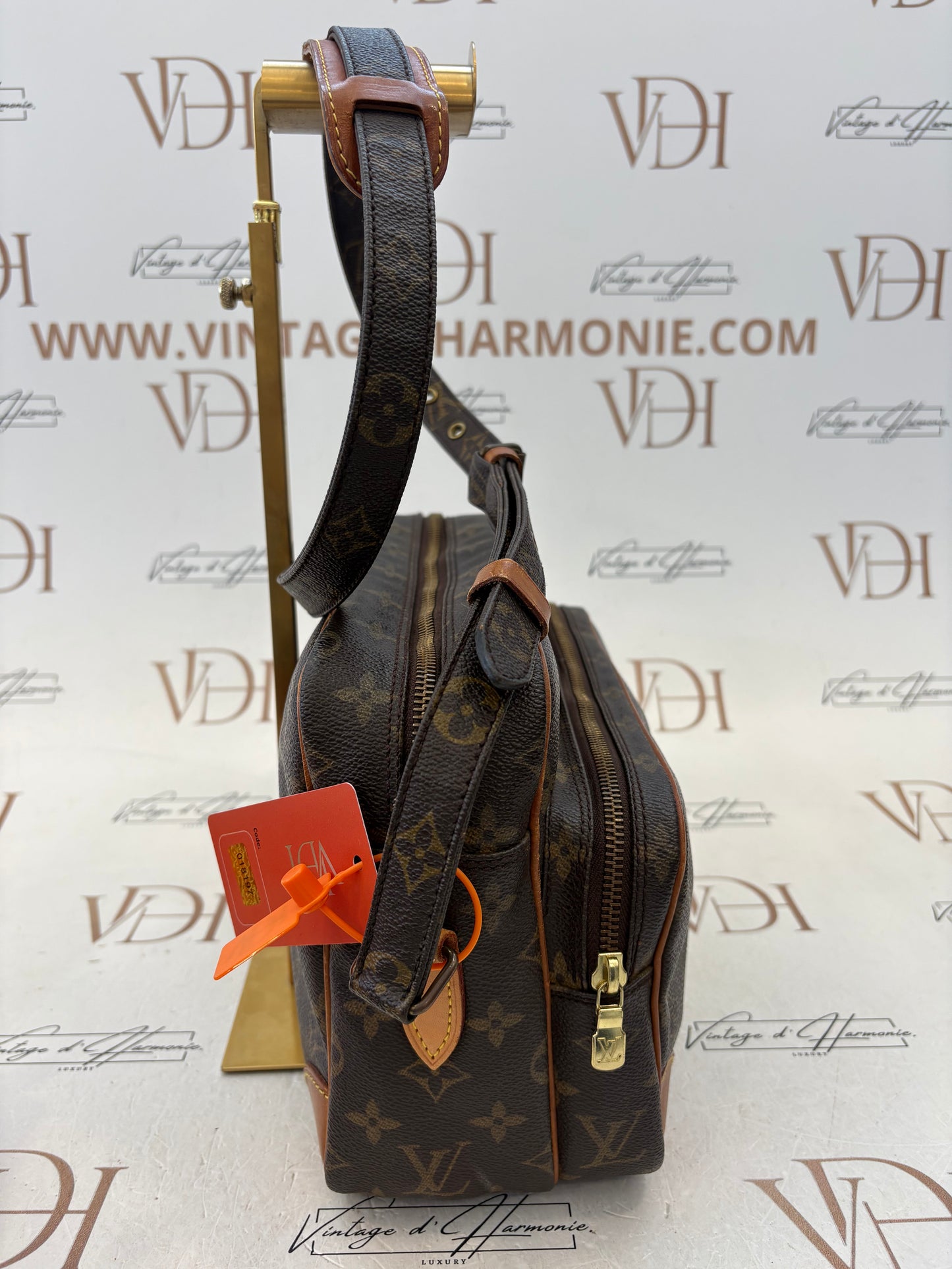018197 - Louis Vuitton Nile