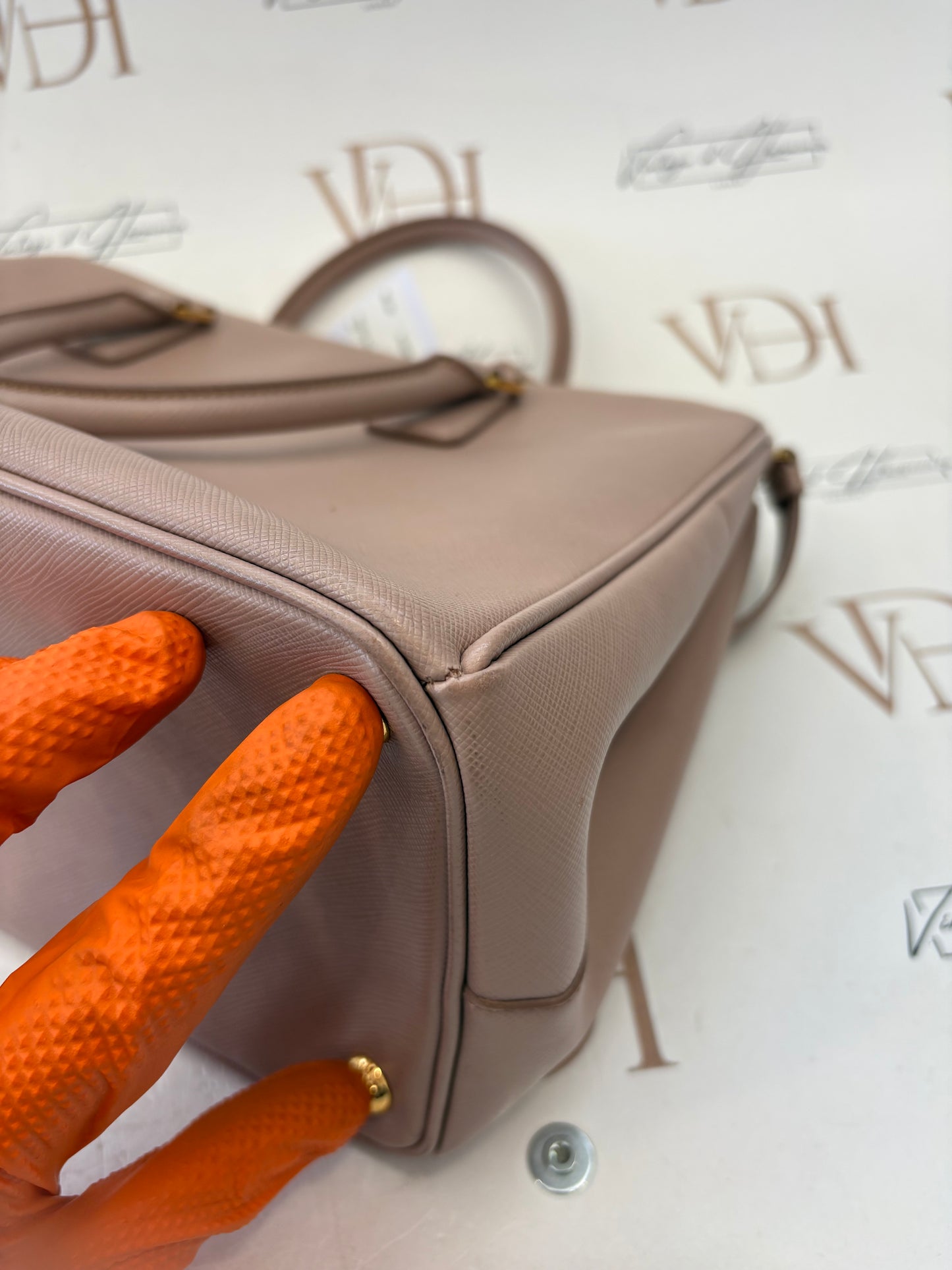 383919 - Prada Galleria