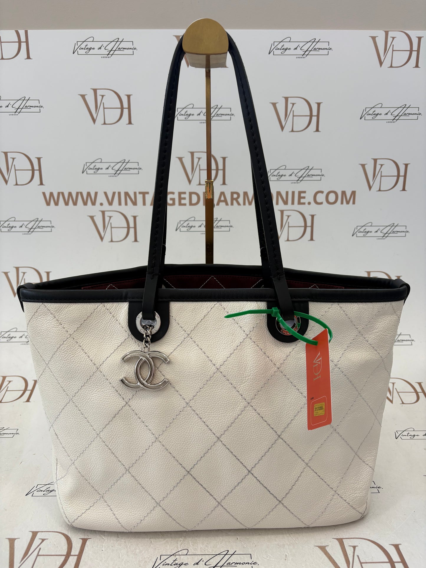 017088 - Chanel White On The Road