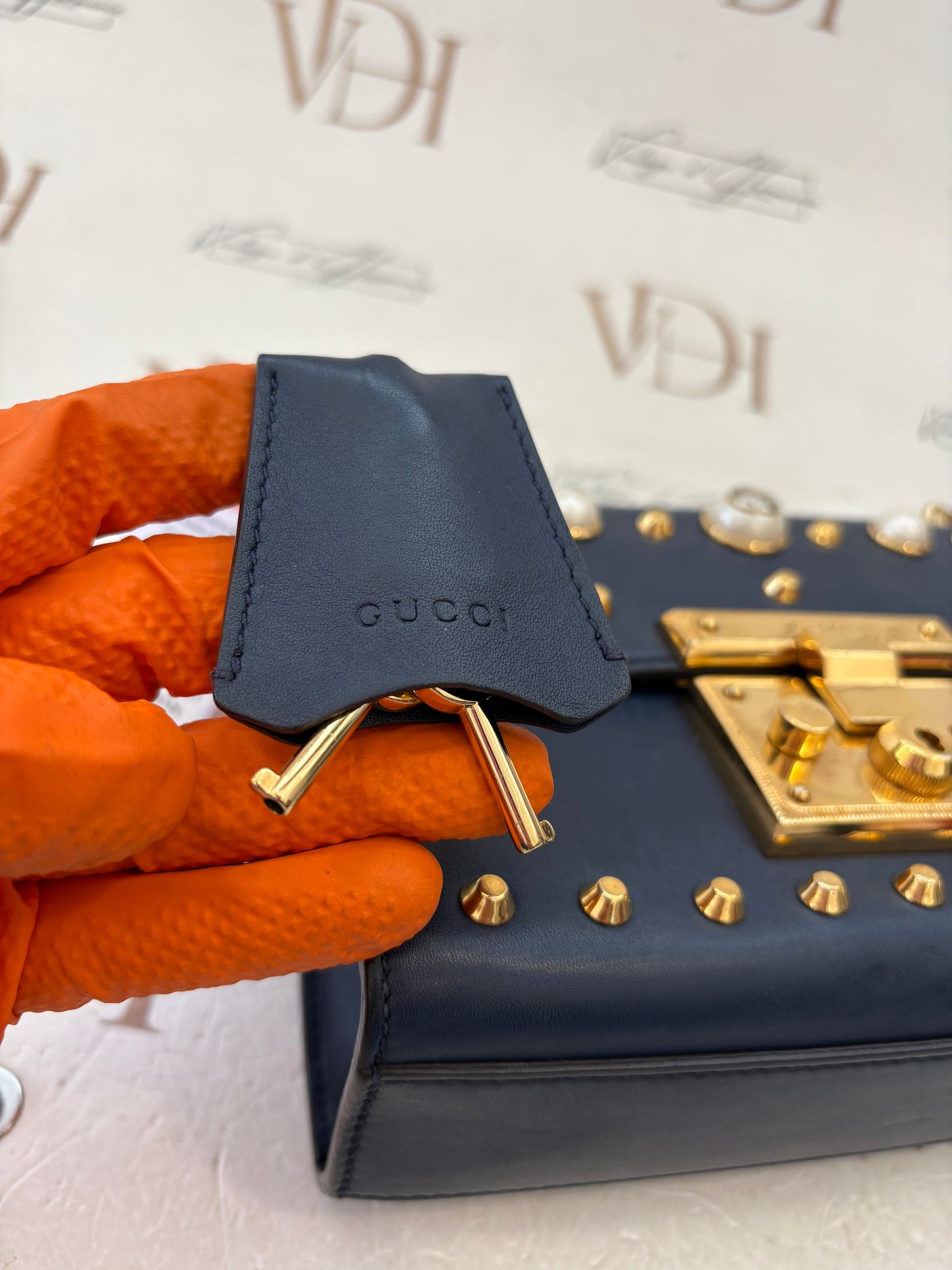 384062 - Gucci Padlock